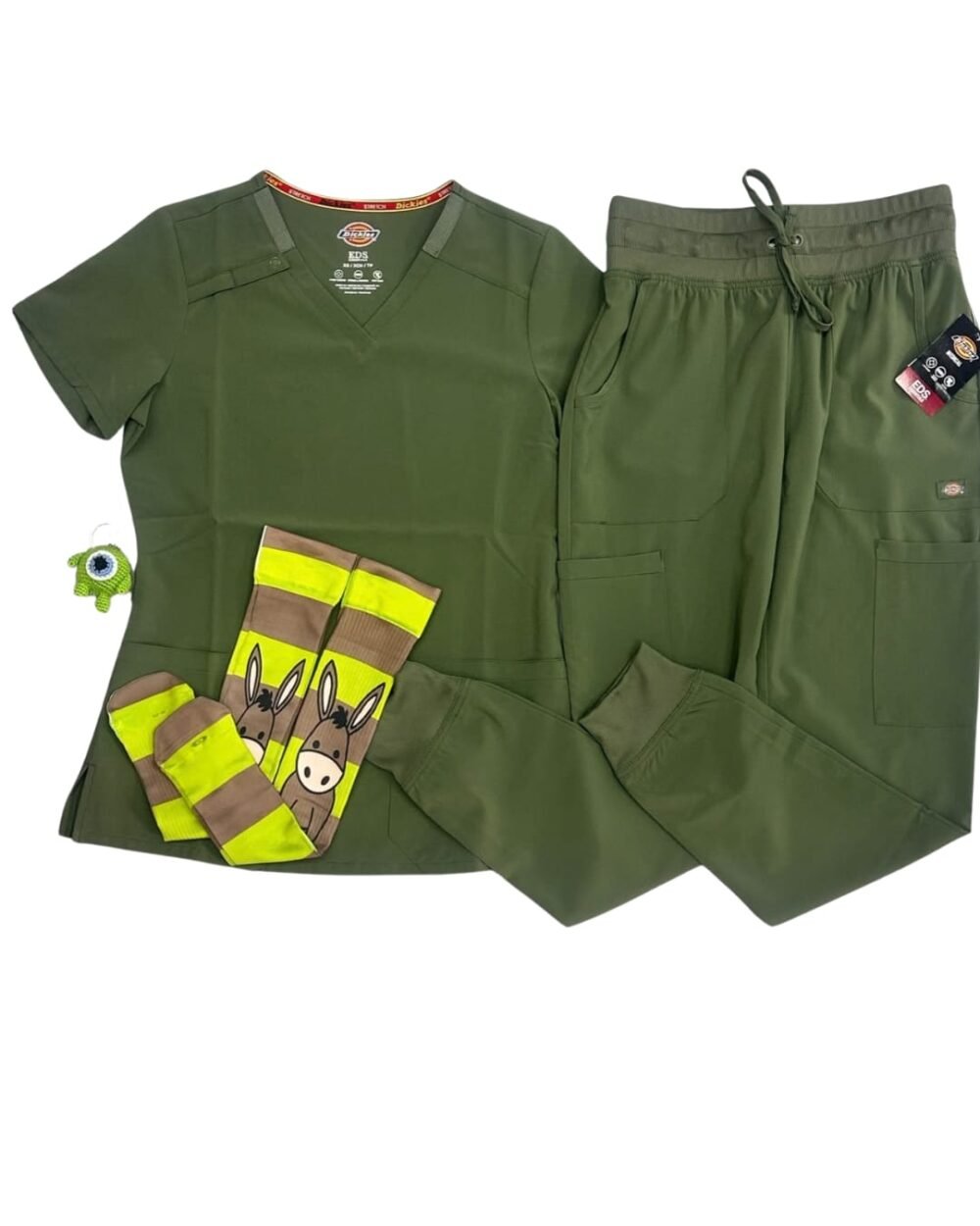 Pack Dickies Essentials Olivo — camisa, pantalón jogger, medias y llavero
