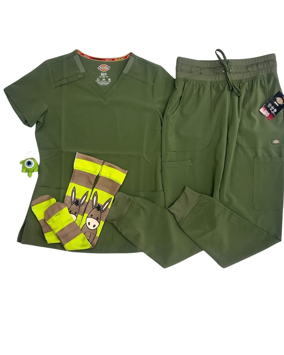 Pack Dickies Essentials Olivo — camisa, pantalón jogger, medias y llavero