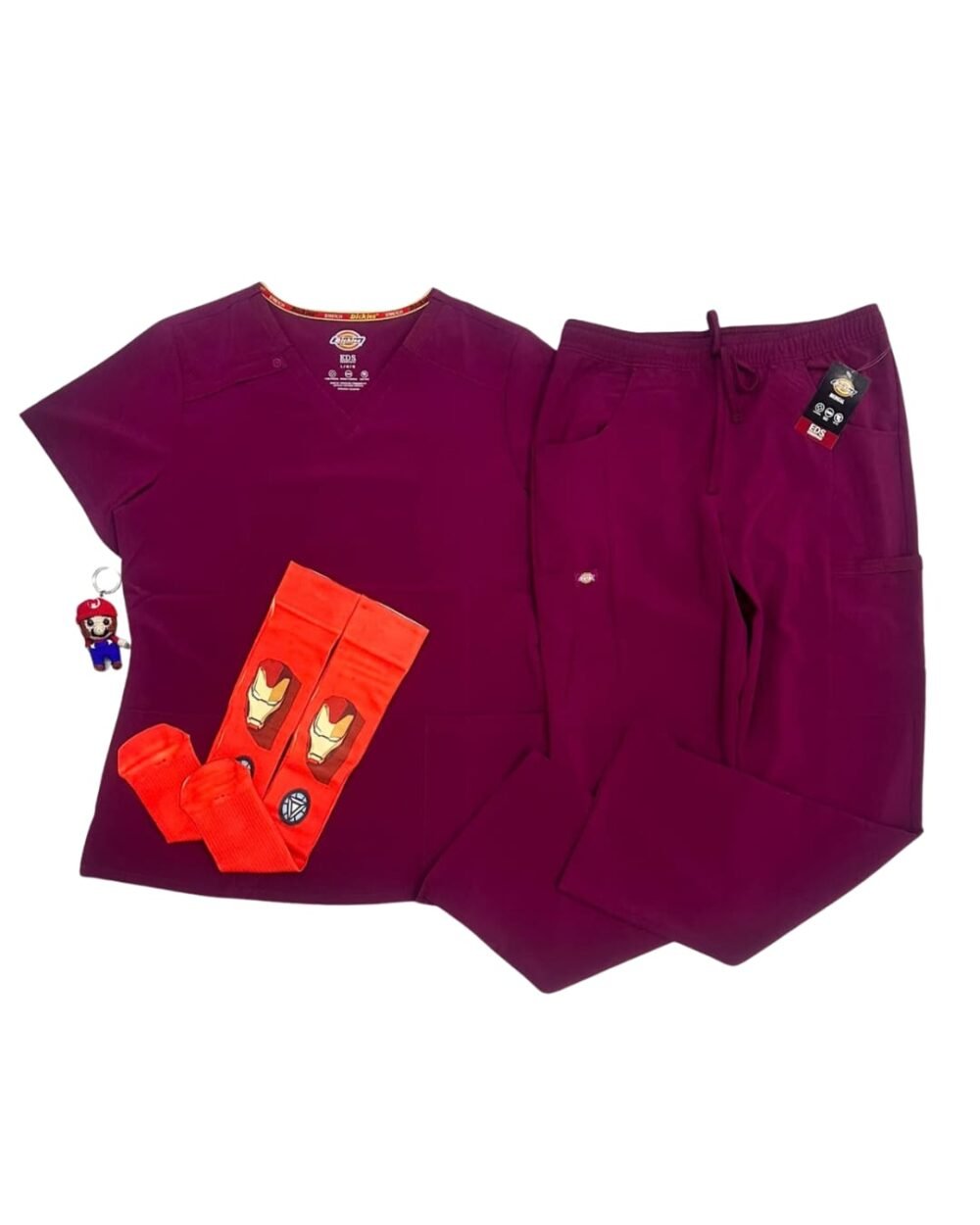 Pack Dickies Essentials Wine — camisa, pantalón, medias y llavero